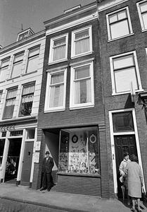 128884 Gezicht op de voorgevel van het huis Oudegracht 212 te Utrecht.